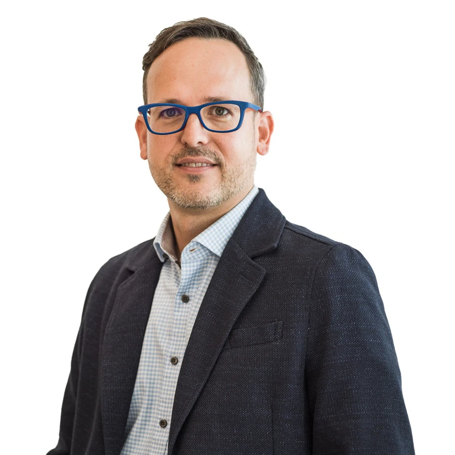 Mann mit Brille und Anzug