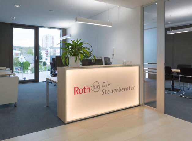 Moderner Empfang mit beleuchtetem Tresen, Firmenlogo Roth und Büropflanze