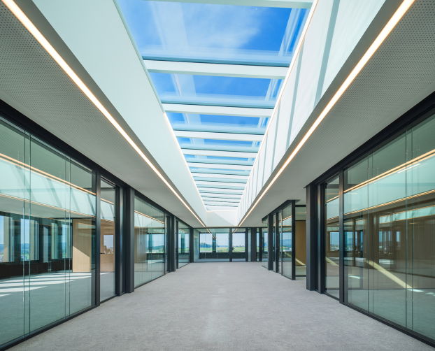 Zentrale Passage bei eBase Rotkreuz mit Oberlicht und gläsernen Bürowänden auf beiden Seiten.