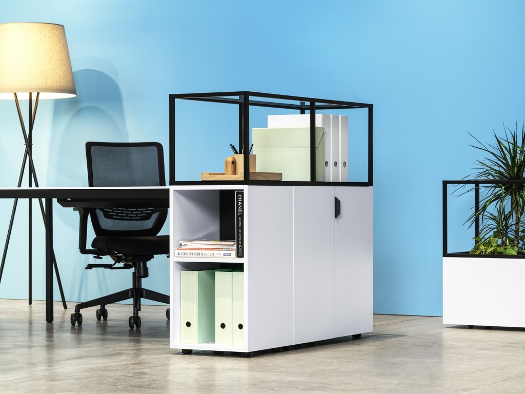 Framework Regal mit Drehtürenschrank in Melamin weiß sowie Aufsatzmodul Framework in schwarz.