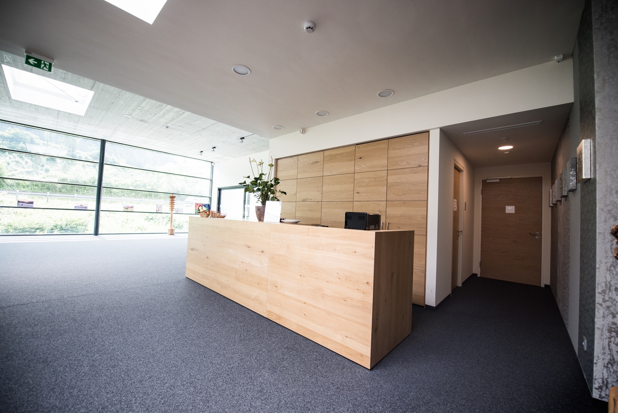 hali Büromöbel, Empfang, Empfangslösung, Rezeption, Pult, Sekretariat, Eingangsbereich, Schalter, Portier, Entree, Front Office, willkommen