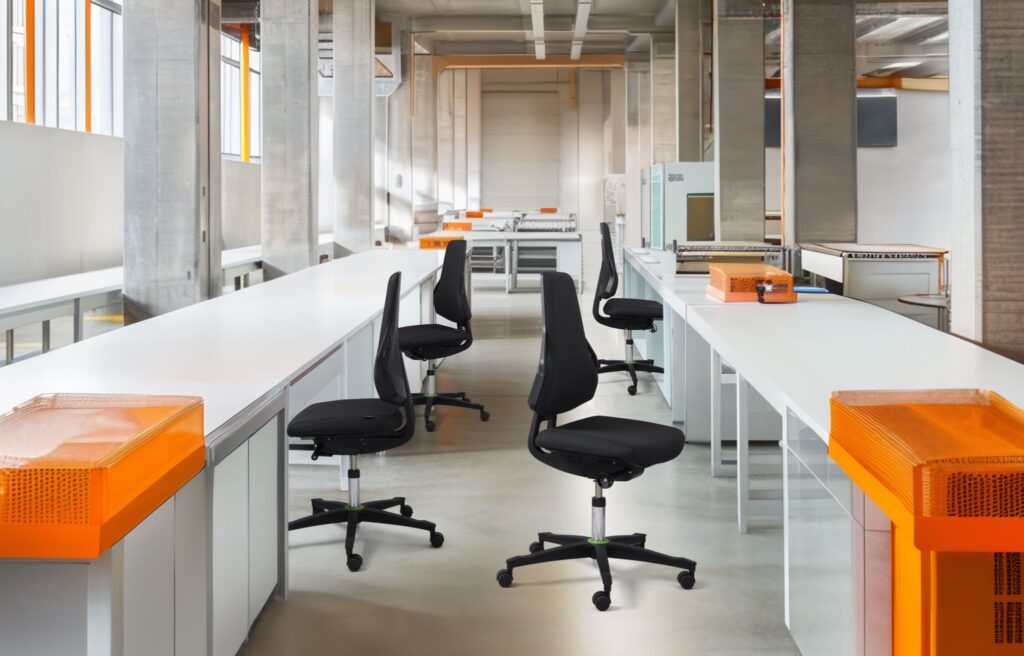 Industriestühle in einer Werkstatt