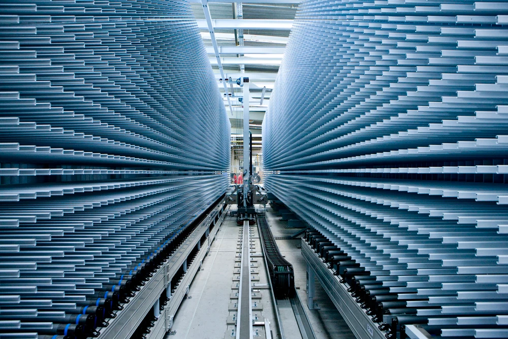 Vollautomatisiertes Plattenlager mit Schienensystem für die Organisation großer Holzplattenstapel