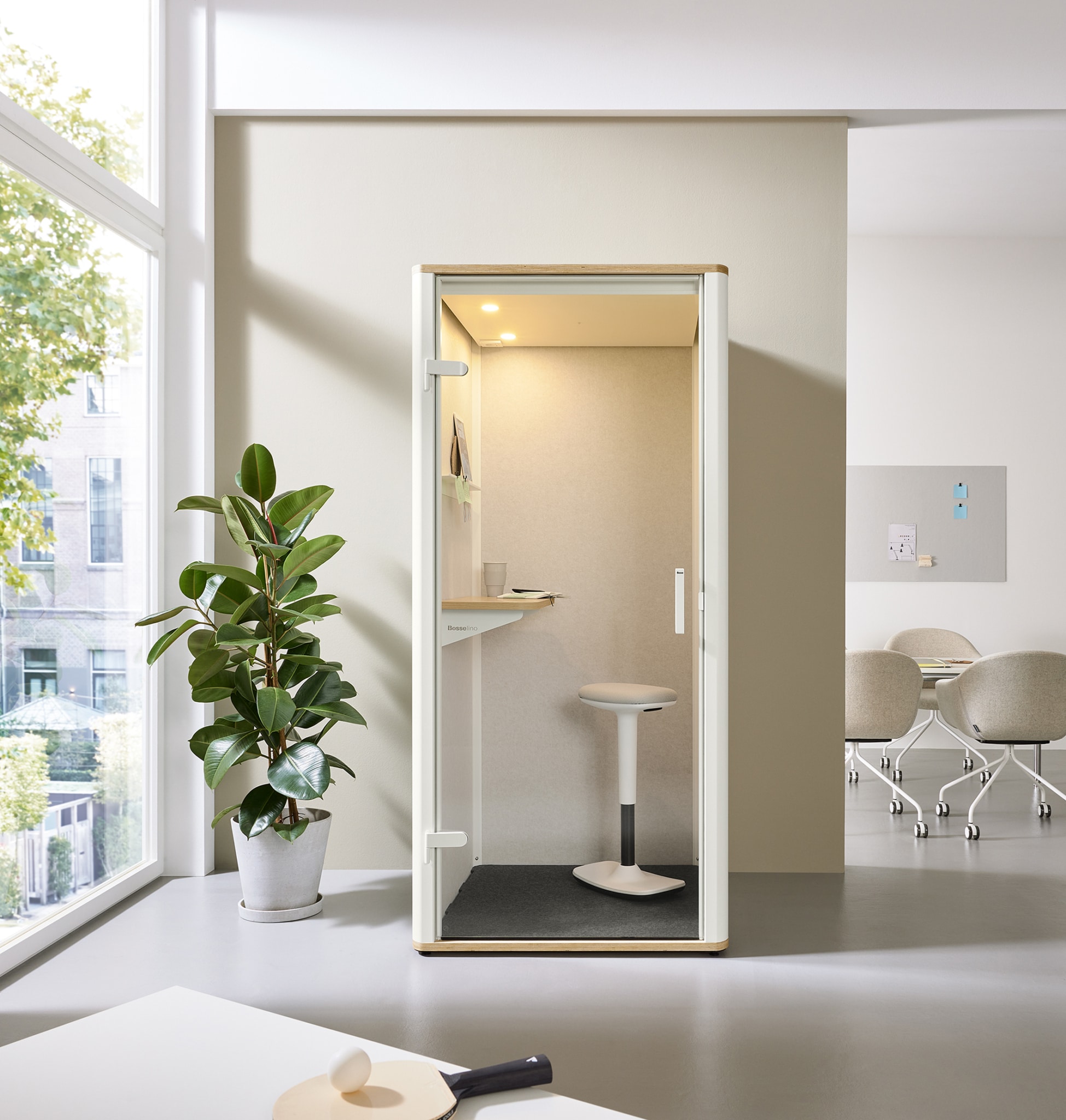 Moderne Bosse Bosselino Uno Rückzugsbox in heller Büroeinrichtung