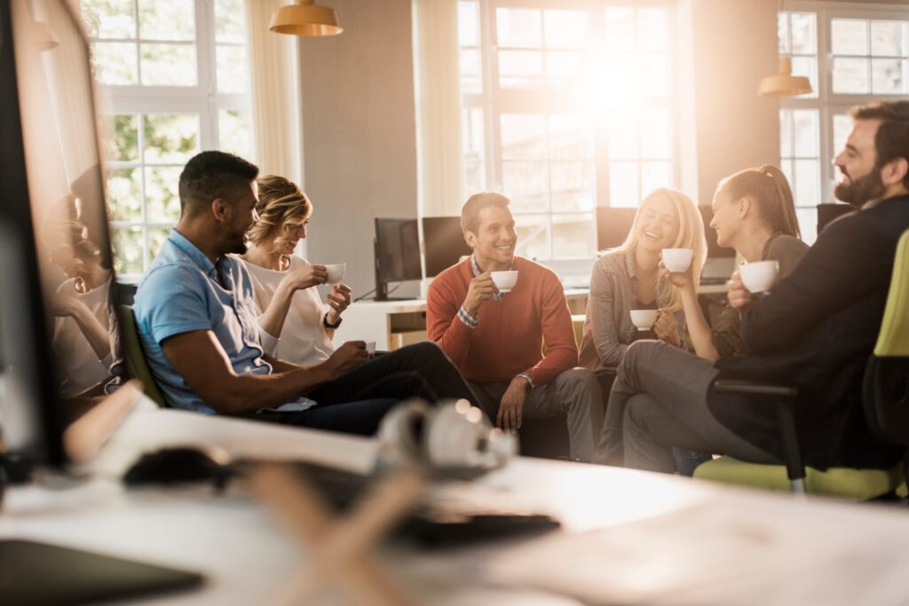 Mitarbeitende im Büro bei gemeinsamer Besprechung am Tisch