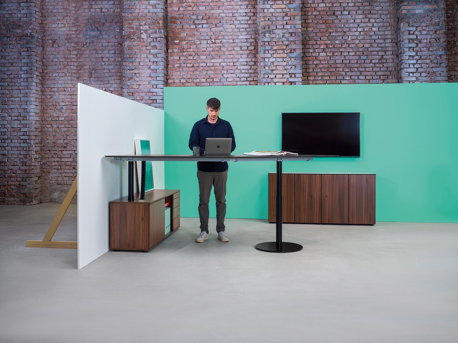 Büroszene stehend Arbeiten mit dem Sitz-Steh-Tisch s570.