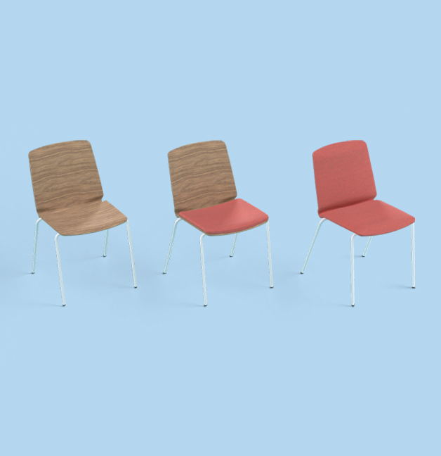 Drei Curve Stühle in Holzoptik und Rot, mit und ohne Polsterung, vor blauem Hintergrund.