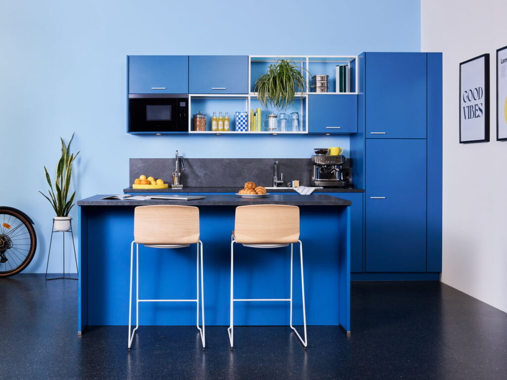 Moderne blaue Küche mit Theke und Barstühlen