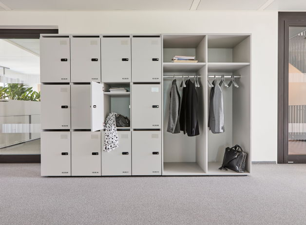 Locker und Garderobe für Mitarbeiter*innen im STRABAG BORX Bürogebäude Hamburg