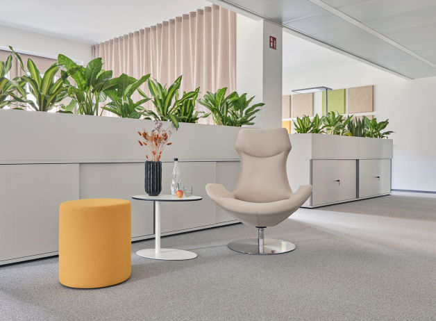 Loungebereich bei STRABAG Hamburg mit ÄGG Loungesessel, Pflanzen und Evergreen Pflanzenwannen