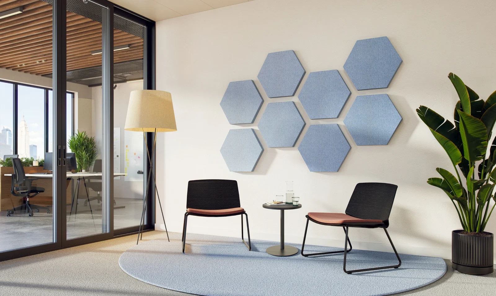 Zwei Curve Lounge Sessel von hali mit schwarzen Rückenlehnen vor sechseckigen hellblauen Akustikpaneelen