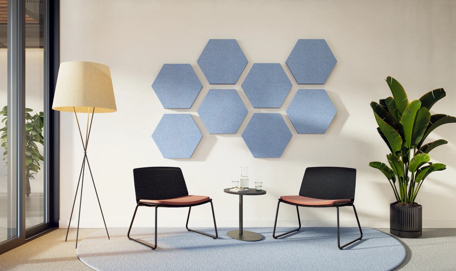 Moderne Lounge-Zone mit zwei Curve Lounge Sesseln von hali und hexagonalen Akustikpaneelen in Hellblau