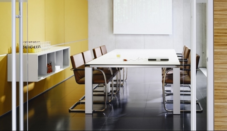Besprechungstisch der Produktserie s800 für Chefbüros mit einem Tischgestell in Silber und einer Tischplatte aus Melamin in der Farbe Weiß.