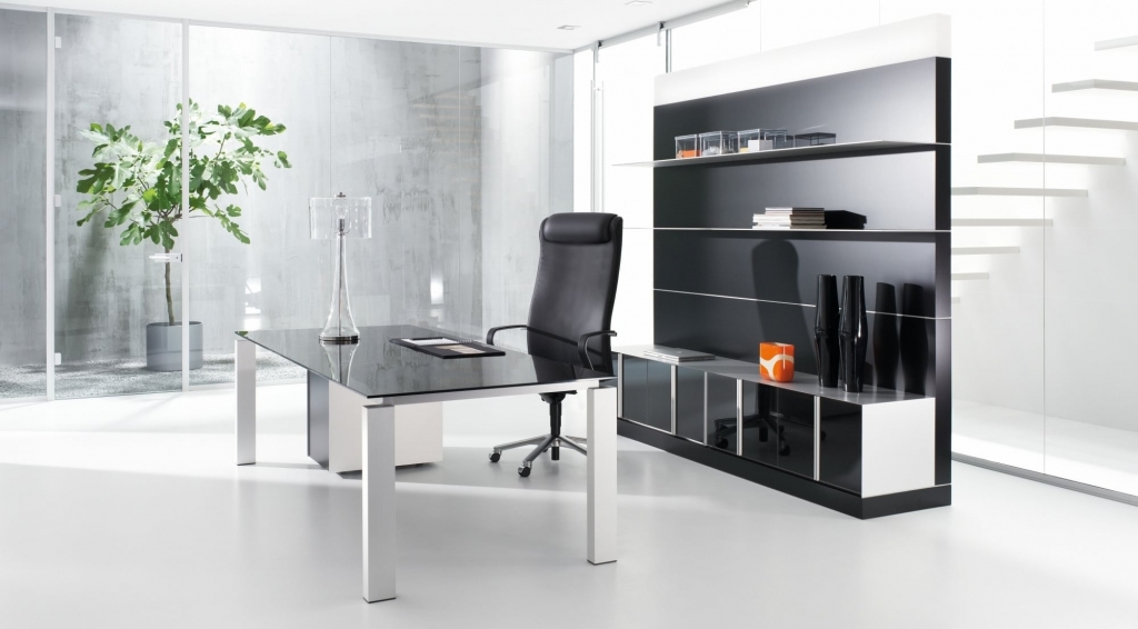Arbeitstisch der Produktserie s800 für Chefbüros mit einem Tischgestell in Silber und einer Tischplatte aus dunklem Glas.