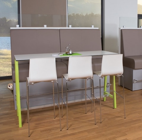 Ambientebild Essbereich mit Barhockern Nameless von SMV mit 4-fuß Gestell aus Metall und Sitzschalen in weiß.
