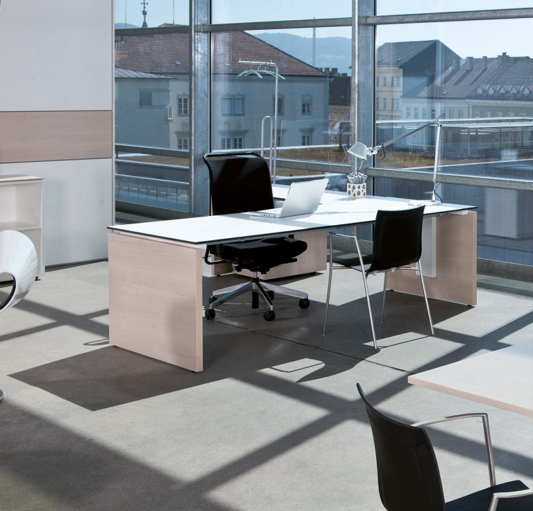 Chefbüro mit Rechtecktisch der Serie s500 mit Tischgestell aus Melaminplatten in Holzoptik und Tischplatte in weiß.