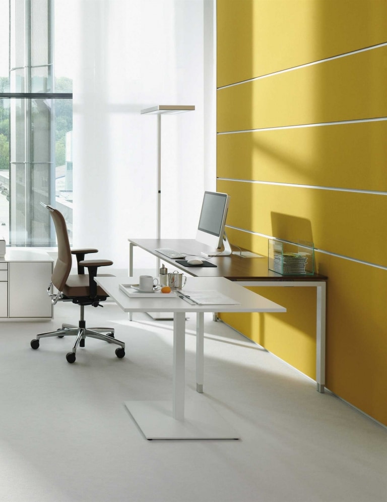 Einzelarbeitsplatz ausgestattet mit s421 Rechtecktisch von hali sowie Drehstuhl, Beleuchtung und gelber Akustikwand.