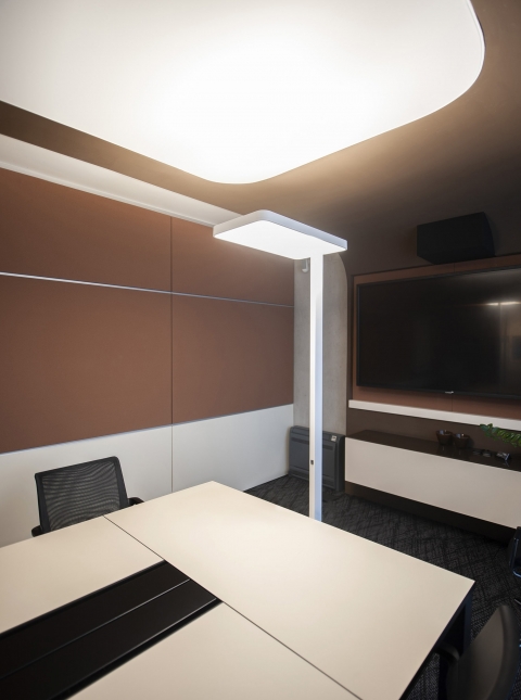 Meetingraum mit Stehleuchte System 02 von Molto Luce. Beleuchtung für Konzentriertes Arbeiten und dimmbar für eine angenehme Atmosphäre.