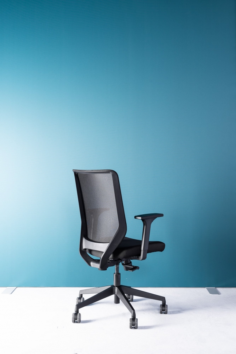 ergonomischer Stuhl to-sync.mesh easy vor blauer Wand