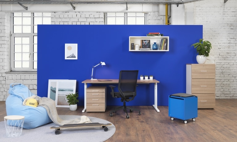 Büroszene mit Arbeitstisch s130 und Stauraumvarianten