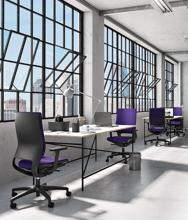 Open Office mit Doppelarbeitsplätzen ausgestattet mit bequemen Drehstühlen der Firma Dauphin mit schwarzem Stuhlgestell und violetten Vollposter.