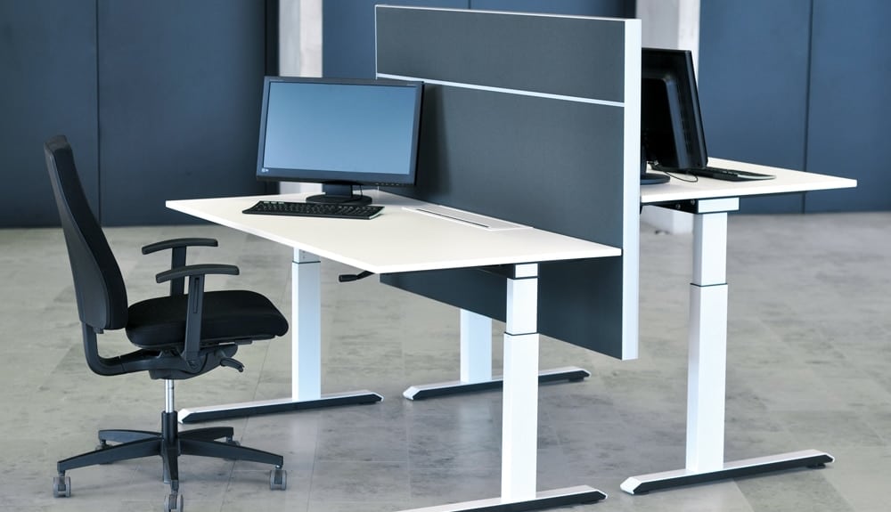 Schallabsorbierendes Tischpanel Silence Line der Marke AOS für mehr Ruhe am Arbeitsplatz.