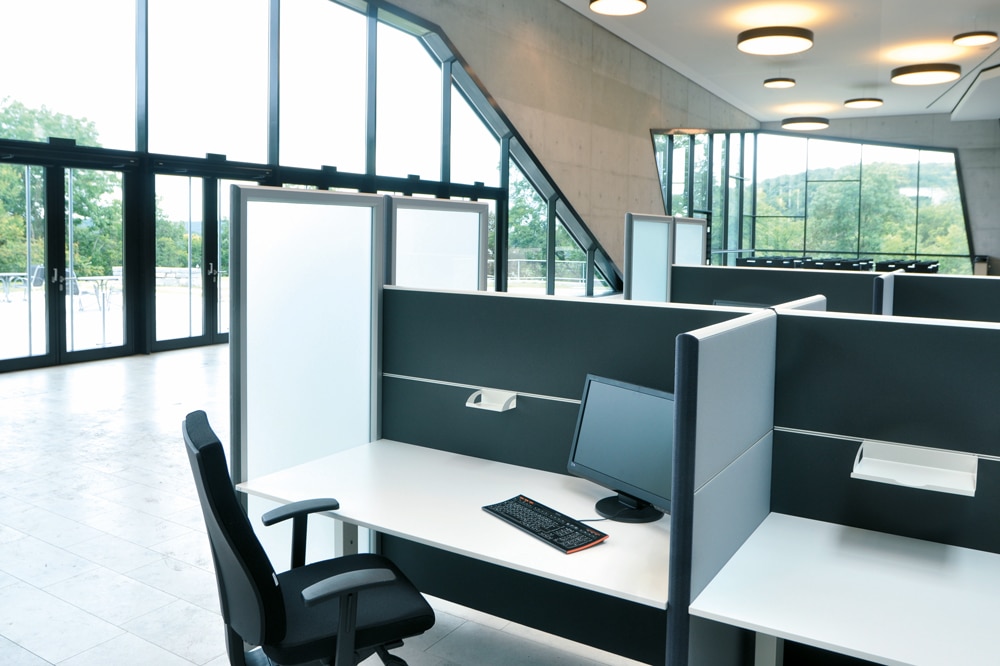 Schallabsorbierendes Tischpanel Silence Line der Marke AOS für mehr Ruhe zwischen den Arbeitsplätzen.