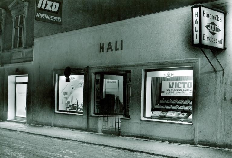 Schwarzweiß Aufnahme der hali GmbH Filiale für Bürobedarf in den 1960er Jahren in Linz.