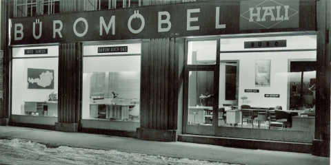 Schwarzweiß Bild, des Schauraumfensters der hali Filiale, von 1961 in Linz.