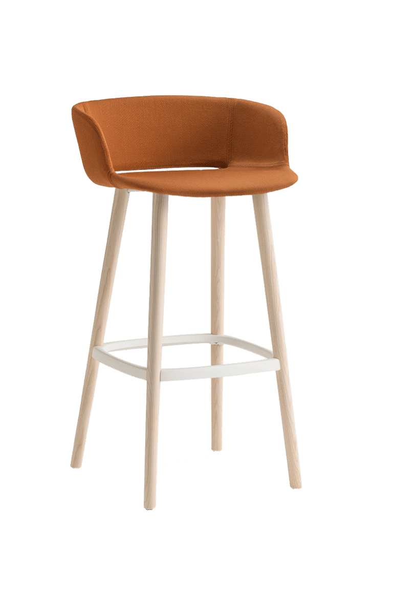 Produktbild trendiger Barhocker beziehungsweise Barstuhl mit Sitz und Lehne überzogen mit hellbraunem Stoff und 4-Fuß Gestell aus Holz.