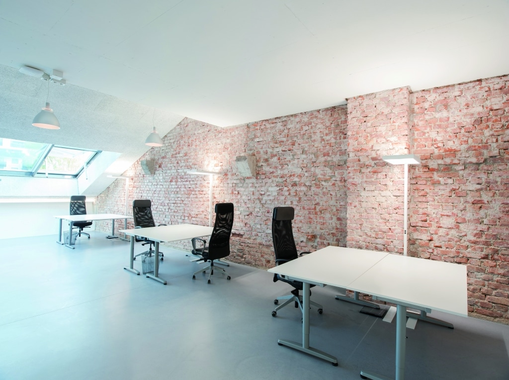 Open Office mit Doppelarbeitsplätzen und Stehleuchte System 01 von Molto Luce in silberner Ausführung und zwei Stufen Helligkeit.