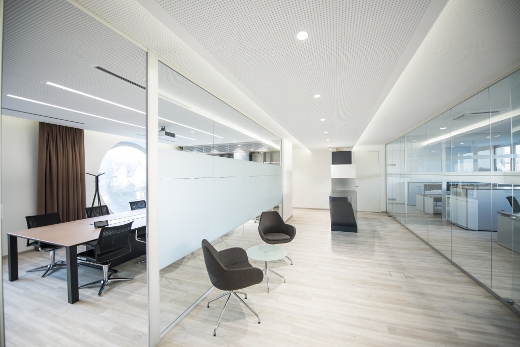 Bürogang geschaffen durch das hali Raumsystem. Glaswände und Türen für Abtrennung von Einzelräumen bei großen Office - Flächen.