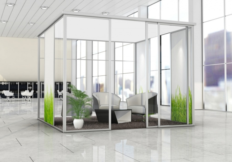Raum-in-Raum-System Cube Line von AOS, gläserner Besprechungsraum in einem Großraumbüro mit beklebten Wänden.