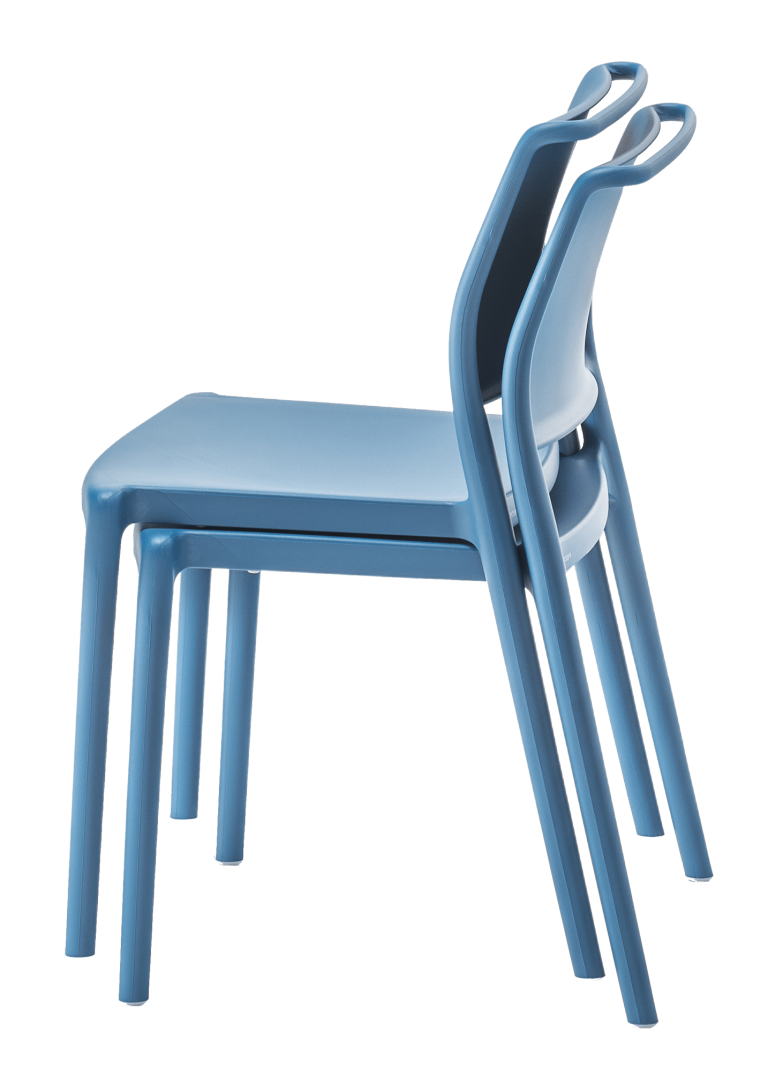 Freisteller Produktbild gestapelter Stuhl Ara in Kunststoff in der Farbe hellblau.