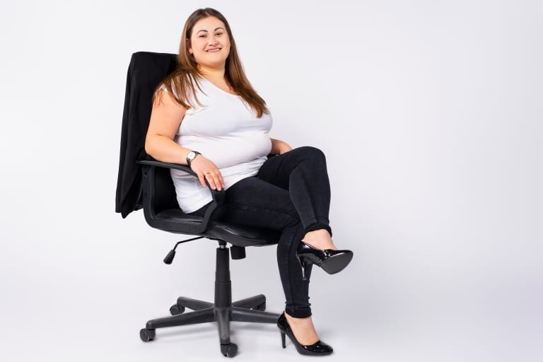 Übergewichtige Frau auf Bürostuhl
