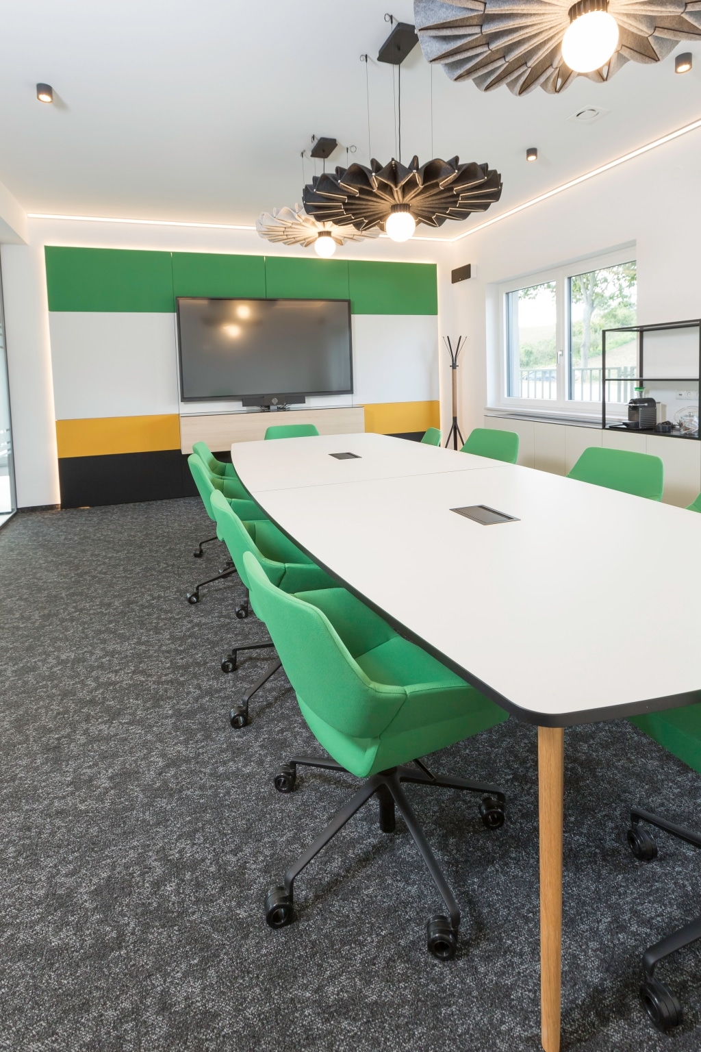 Besprechungsraum mit Konferenztisch und Stühlen sowie Framework Schränke