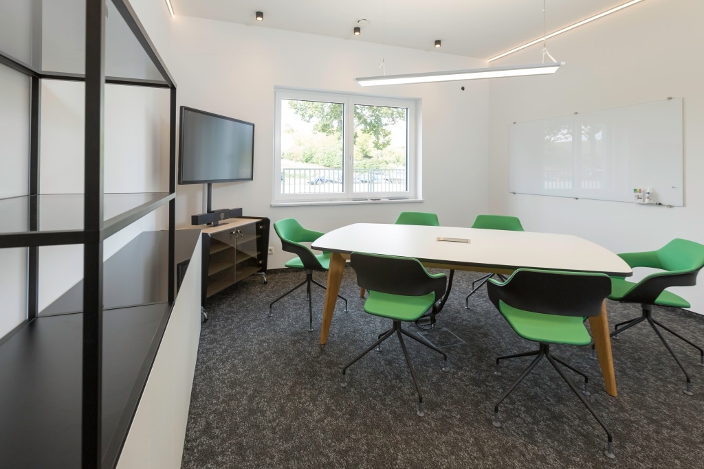 Besprechungsraum mit Konferenztisch und Stühlen sowie Framework Schränke