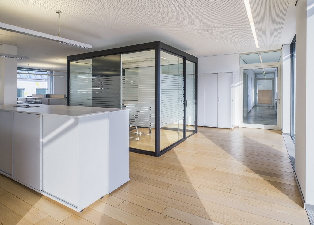 Büro und ein Raum in Raum System aus Glas mit schwarzer Umrandung